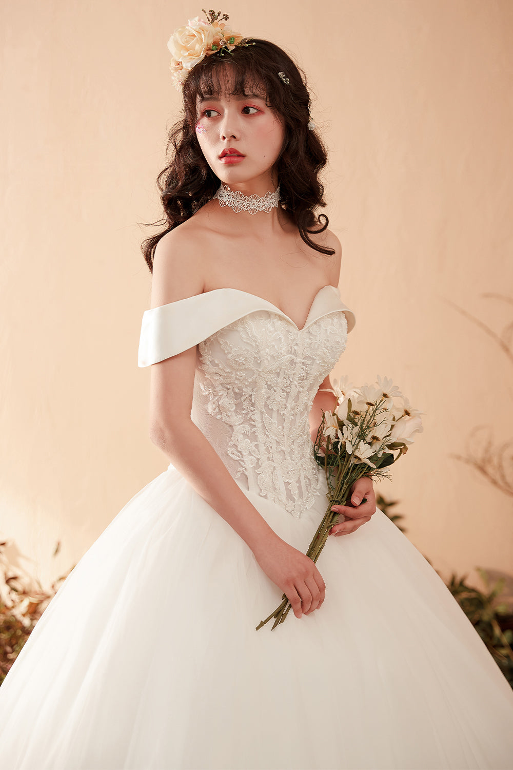 Romantic Off-Shoulder Ball Gown Wedding Dress with Floral Lace Appliques